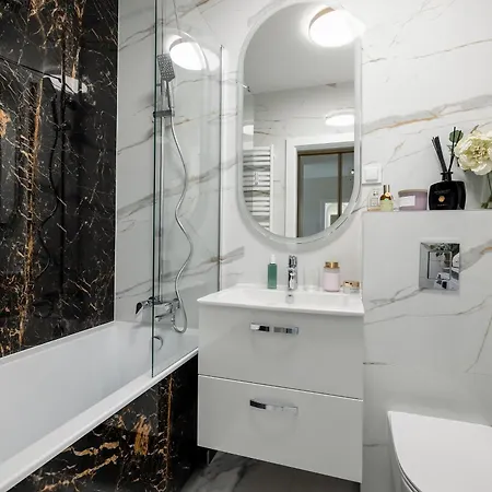 Ts Gold New Town & Free Private Parking 슈체친